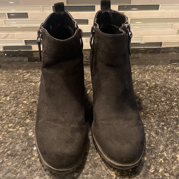 Liz claiborne black ankle booties size 6 1/2 - Picture 2 of 3